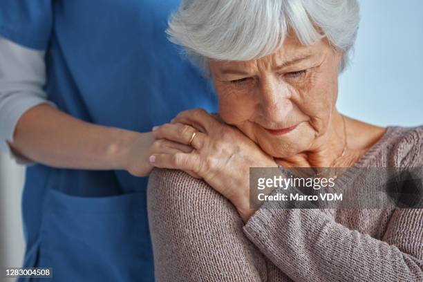 vertrauenswürdige unterstützung für schwierige zeiten - dementia stock-fotos und bilder