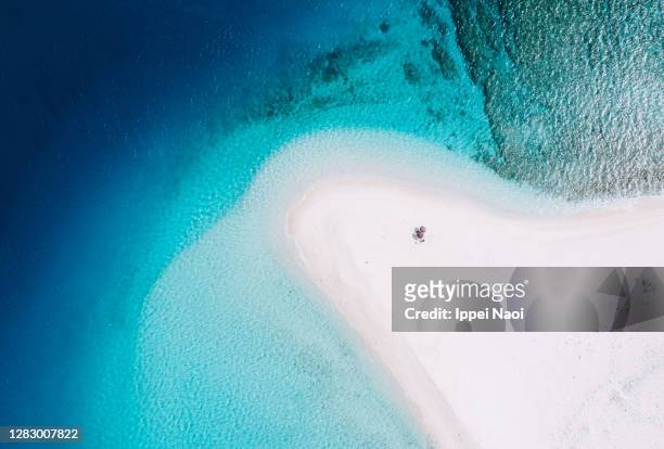 white sandbar with clear blue tropical water from above, okinawa, japan - beach holiday stock-fotos und bilder