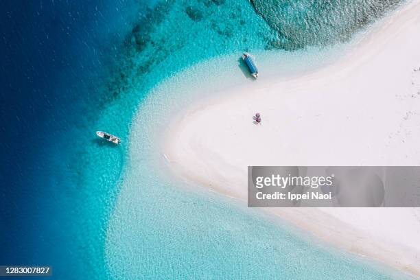 sandbar with blue tropical water from above, okinawa, japan - beach holiday stock pictures, royalty-free photos & images