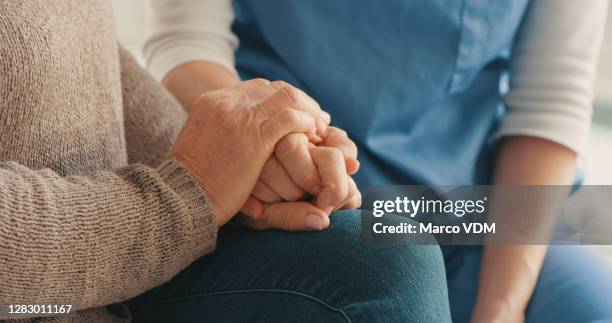 pase lo que pase, estoy contigo. - insurance fotografías e imágenes de stock