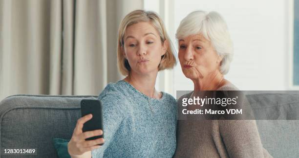 leuke tijden maken de grijze jaren net zo kleurrijk als altijd - 40 44 years woman caucasian stockfoto's en -beelden