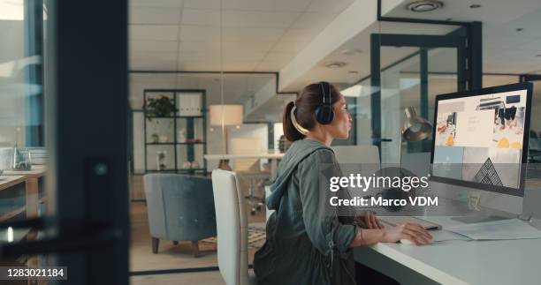 transformar ideas nuevas e innovadoras en realidad - profesional de diseño fotografías e imágenes de stock