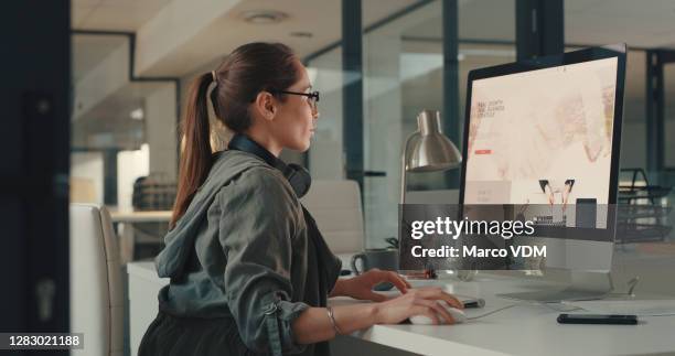 adaptar una estrategia de marca para adaptarse al mercado objetivo de su empresa - diseñador gráfico fotografías e imágenes de stock