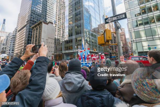 der weihnachtsmann winkt bei der 93. macy es thanksgiving day parade in new york den massen vom macy es santa es sleigh float zu - thanksgiving day parade stock-fotos und bilder