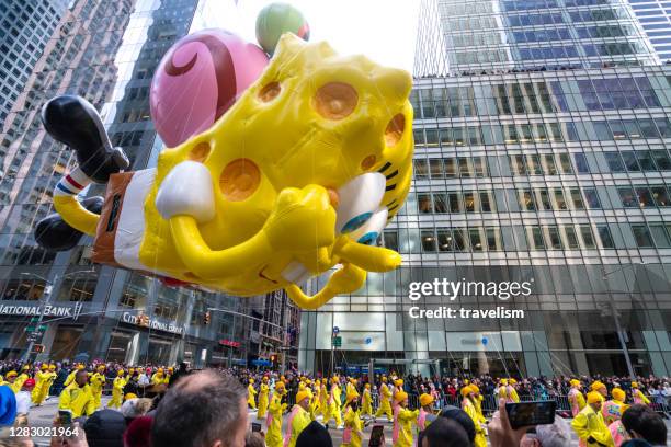 spongebob squarepants ballon schwebt den central park bei der jährlichen macy es thanksgiving day parade hinunter - festival of remembrance 2019 stock-fotos und bilder