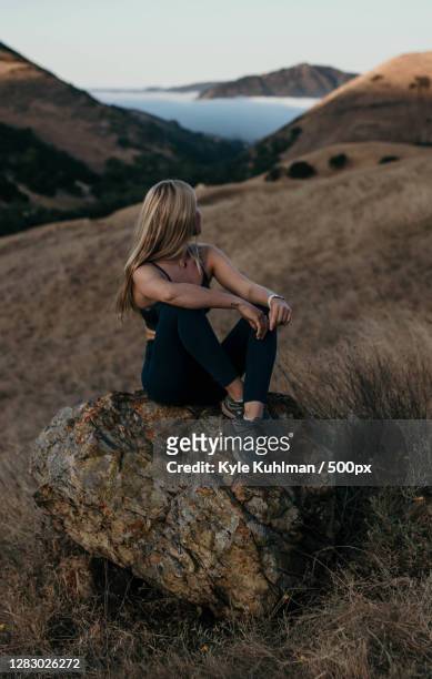 fit and active young caucasian woman on hike,paso robles,ca,united states,usa - paso robles stockfoto's en -beelden