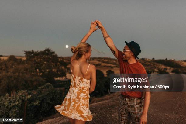 couple dancing outdoors at dusk,paso robles,ca,united states,usa - seulement des adultes photos et images de collection