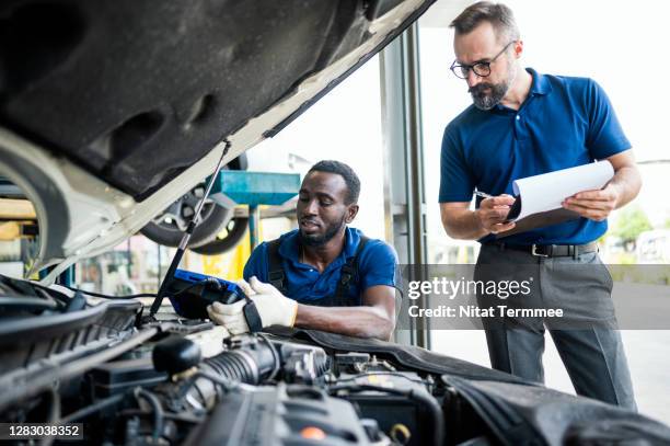 Breakdown Mechanic 9,615 Car Breakdown Garage Stock Photos, High-Res Pictures, and Images ...
