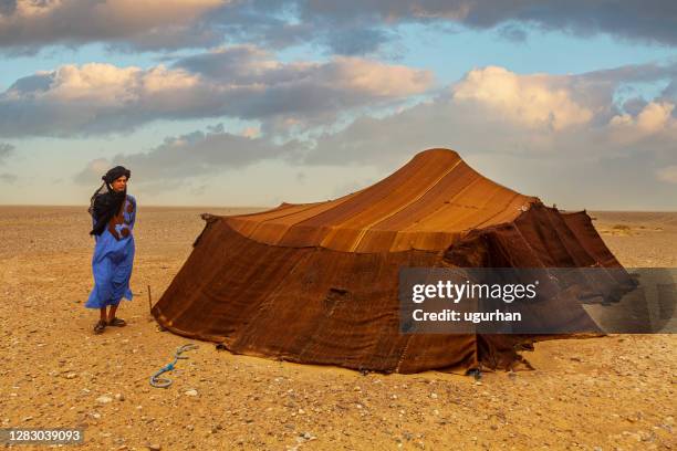 berber people in sahara desert, morocco. - nomadic tents imagens e fotografias de stock
