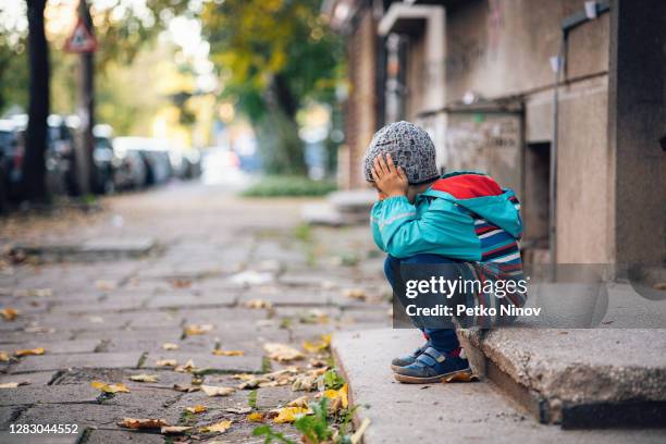うつ病の小さな男の子 - 貧困 子供 ストックフォトと画像