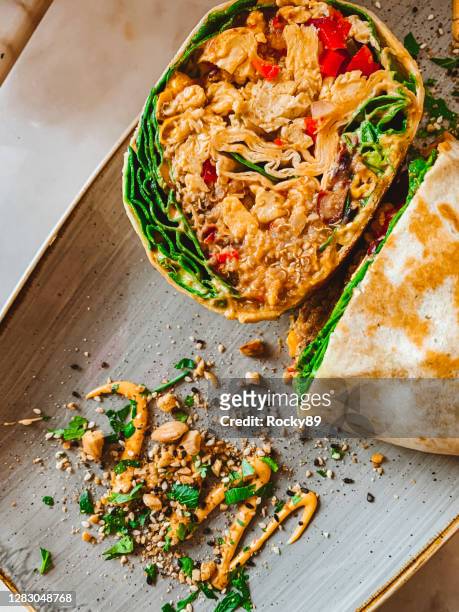 burrito per la colazione - ripieno di seitan, insalata, quinoa, pomodori e peperone - seitan foto e immagini stock