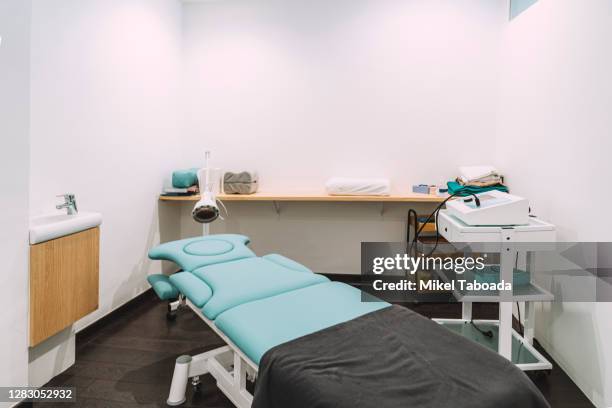 empty phisioteraphy room with blue massage table - massage table no people stock pictures, royalty-free photos & images