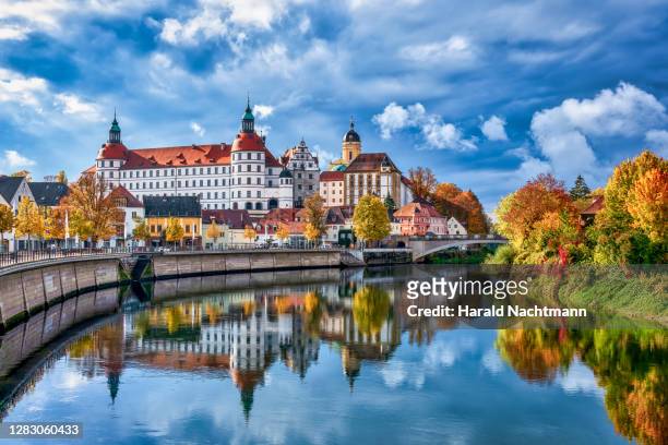 old town with trees in autumn colors, neuburg an der donau, bavaria, germany - rio danúbio - fotografias e filmes do acervo