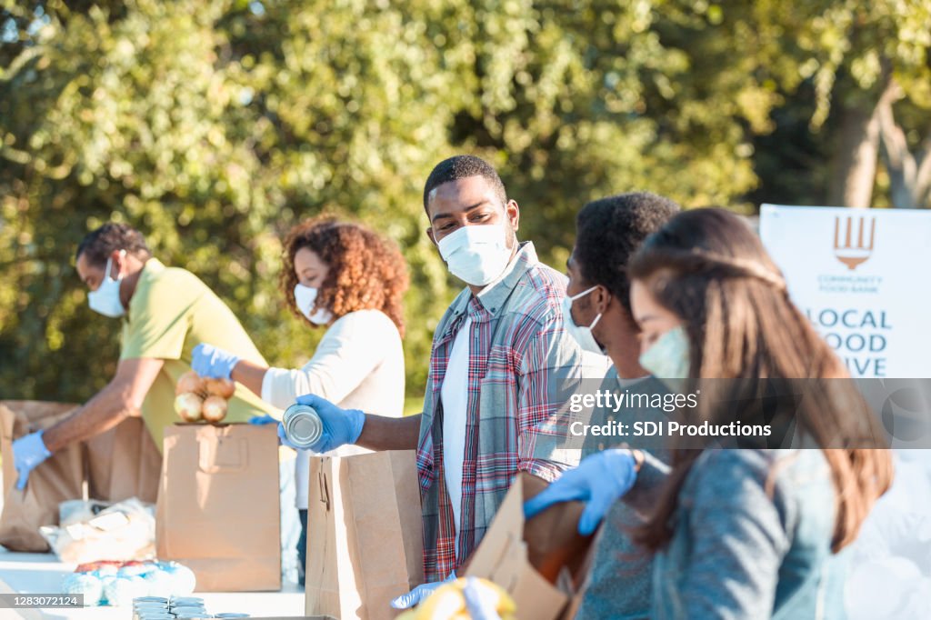 Voluntarios del banco de alimentos comunitarios que trabajan durante la crisis COVID-19