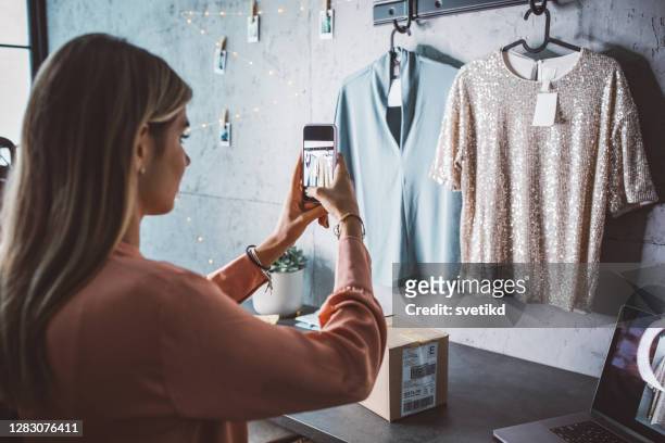 mujer joven que dirige tienda en línea - fotostock fotografías e imágenes de stock