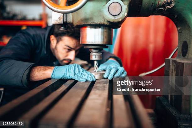 operaio turner che lavora sulla punta di perforazione in un'officina - factory foto e immagini stock