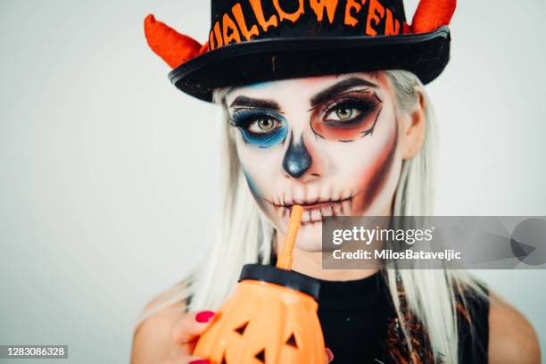 bereit für eine halloween-party - halloween makeup stock-fotos und bilder