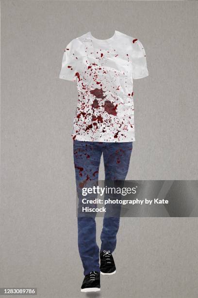 blood splattered white t-shirt and jeans - blood stain stockfoto's en -beelden