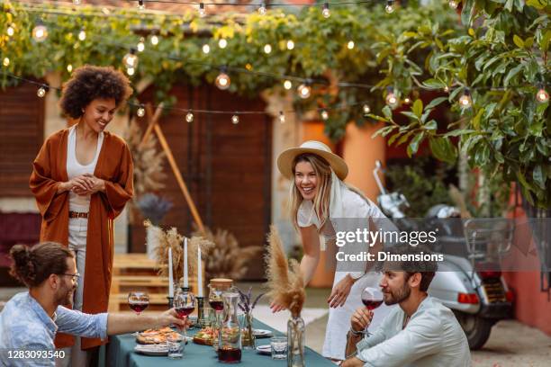 essen und wein bringen menschen zusammen - mediterrane kultur stock-fotos und bilder