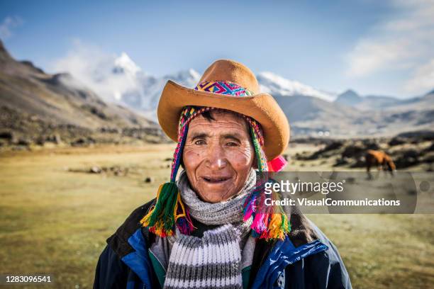 porträt von quechua mann in traditinalen hut. - anthropologie stock-fotos und bilder