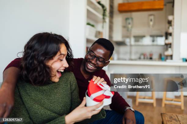 joven pareja interracial celebrando el día de san valentín - día de san valentín festivo fotografías e imágenes de stock