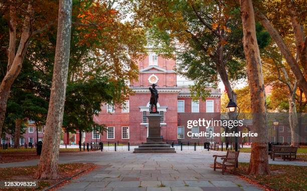 autumn, independence hall, philadelphia, pennsylvania, america - philadelphia pennsylvania stockfoto's en -beelden