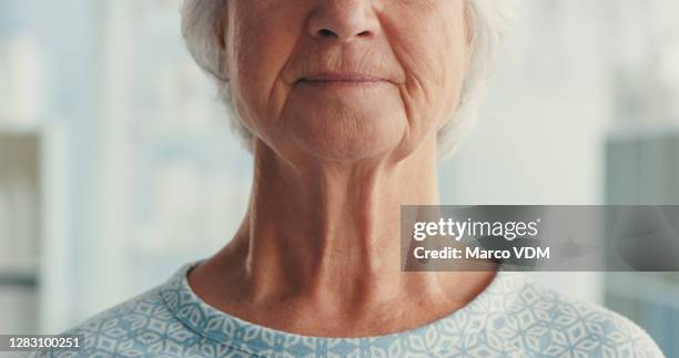 ik ben nog nooit zo serieus geweest over mijn gezondheid als nu. - gerimpeld stockfoto's en -beelden
