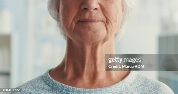 ik ben nog nooit zo serieus geweest over mijn gezondheid als nu. - wrinkled stockfoto's en -beelden