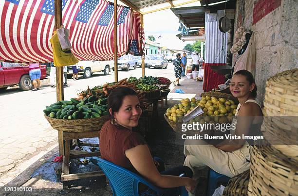 nicaragua, esteli, young women selling produce - nicaragua stock-fotos und bilder