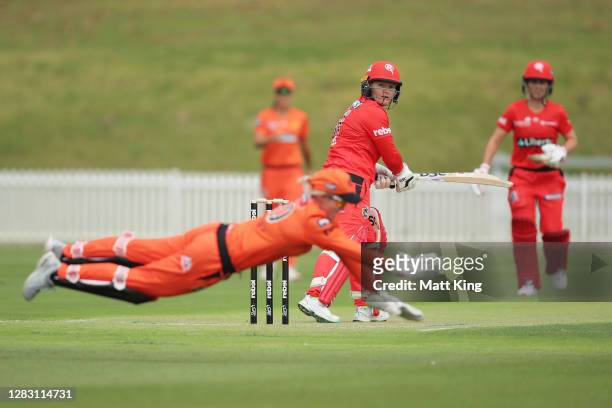 Beth Mooney of the Scorchers takes a catch to dismiss Lizelle Lee of the Renegades during the Women's Big Bash League WBBL match between the...