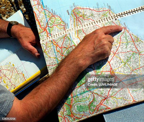 man reading map - roadmap stockfoto's en -beelden