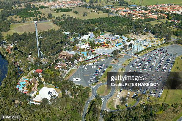 aerial view of dreamworld, queensland, australia - gold coast theme parks stockfoto's en -beelden