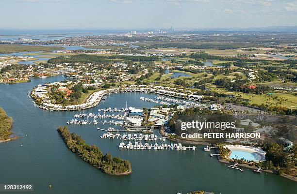 aerial view of sanctuary cove, queensland, australia - sanctuary cove fotografías e imágenes de stock