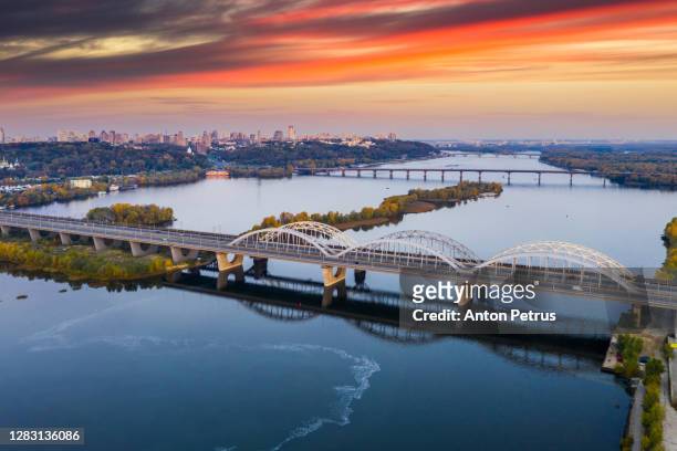 bridge across the dnieper river. kiev, ukraine - kiev fotografías e imágenes de stock