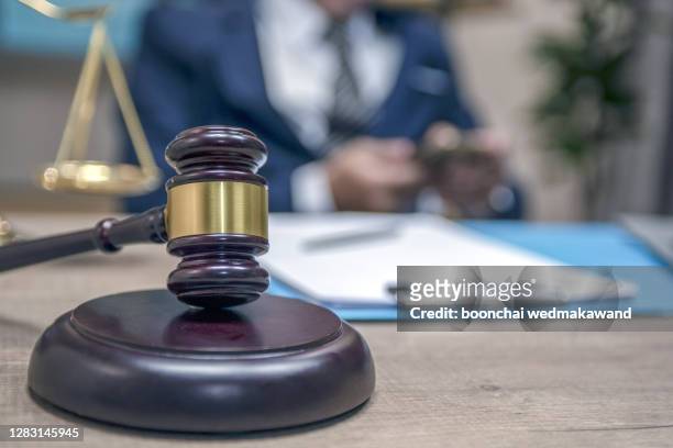 judge gavel with justice lawyers, businessman - medical judge stockfoto's en -beelden