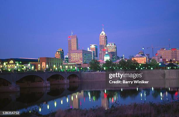 in, indianapolis, skyline from white river gardens - indianapolis skyline stockfoto's en -beelden
