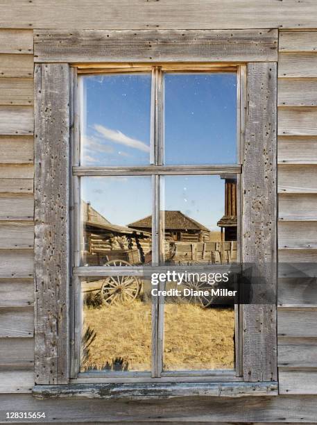reflection in window of old western town - ouest américain photos et images de collection