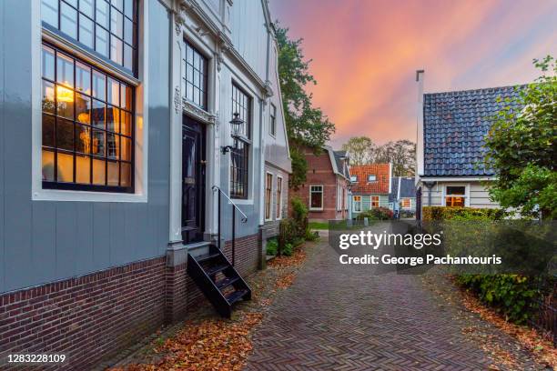 street and houses in broek in waterland village, holland - noord holland landschap stockfoto's en -beelden