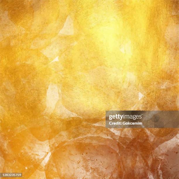 stockillustraties, clipart, cartoons en iconen met abstracte achtergrond met gouden glinsterende penseelstreek. gouden glanzende grunge textuur. gold foil brush stroke achtergrond. gouden textuur ontwerp element voor wenskaarten en labels, abstracte achtergrond. - brushed gold