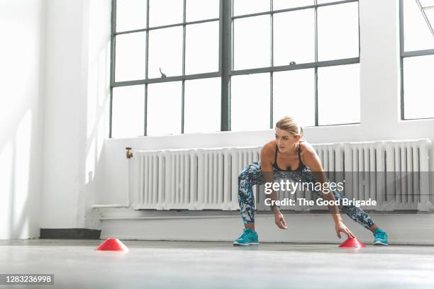 female athlete doing sports training drill at gym - hiit stock-fotos und bilder