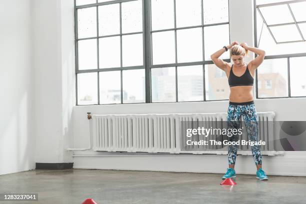 woman preparing for work out at gym - paardenstaart haar naar achteren stockfoto's en -beelden