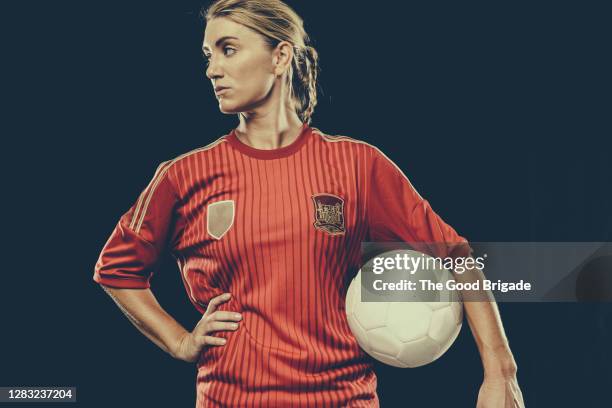 portrait of female soccer player with soccer ball - fußballtrikot stock-fotos und bilder