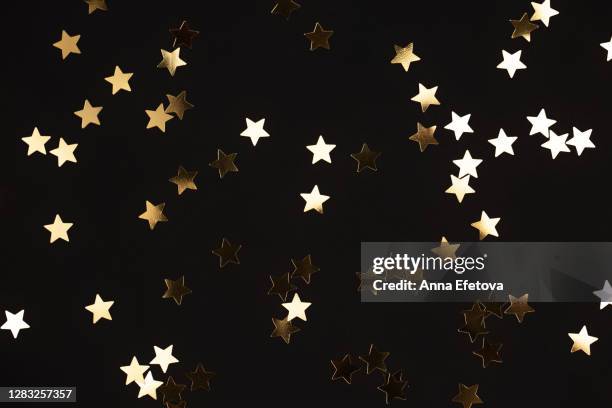 golden star shaped confetti during party - or fond noir photos et images de collection