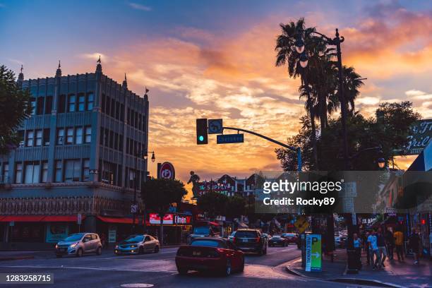 incrível pôr do sol no hollywood boulevard em los angeles, eua - hollywood sign at night - fotografias e filmes do acervo
