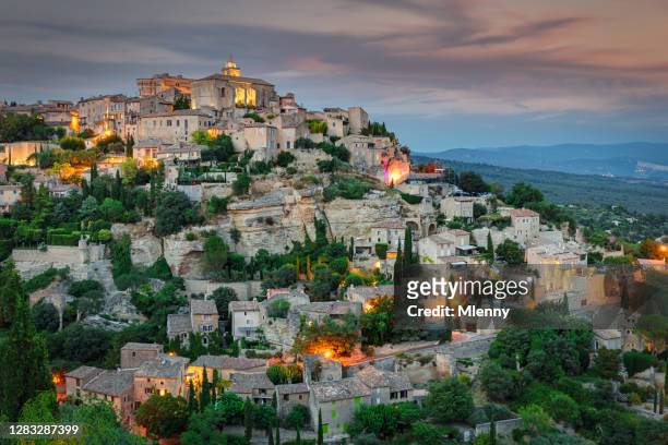 gordes village at sunset view provence frankreich - occitanie stock-fotos und bilder