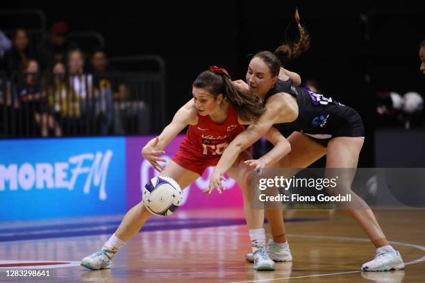 Sophie Drakeford-Lewis of England reaches for the ball under pressure from Kelly Jury of New Zealand during game 3 of the Cadbury Netball Series...