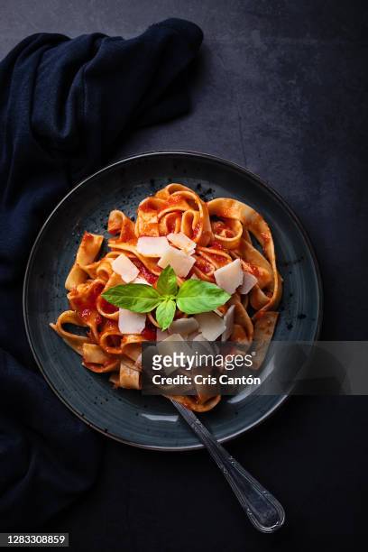pappardelle with tomato sauce and parmesan cheese - cris cantón photography stock-fotos und bilder