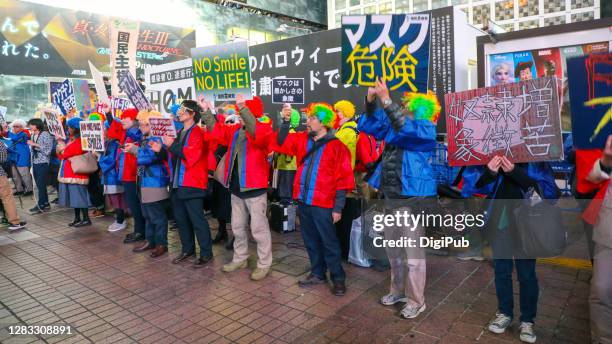 anti-quarantine protest on halloween night at shibuya crossing - anti quarantine protest - fotografias e filmes do acervo