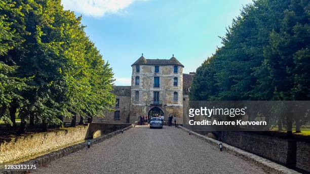 entrance to the villiers-le-mahieu castle in yvelines in france - yvelines stock pictures, royalty-free photos & images