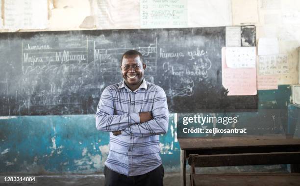 afrikaanse kinderen tijdens engelse klasse - afrikaanse cultuur stockfoto's en -beelden